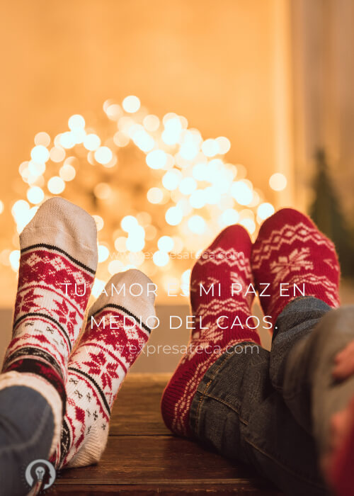 pareja acostada con calcetines navideños